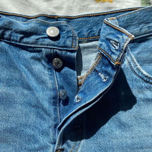 LEVI’S 501 Medium/Light Wash Jean Short - Picture 5 of 9